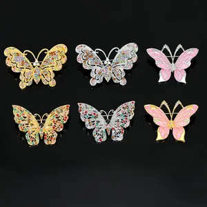 Gedetailleerde collectie elegante vlinderbroches met emaille en strass op zwarte achtergrond