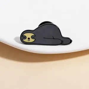 Gros plan d'un pin's en émail paresseux endormi avec finition grise et fermoir noir