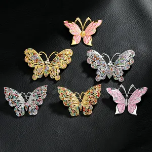 Detail van zes vlinderbroches met emaille en gekleurde strass-steentjes op zwart leer