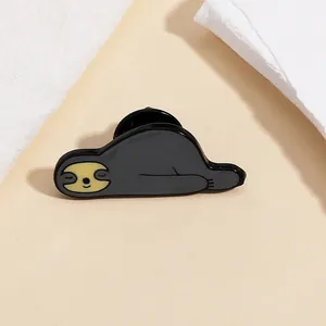 Détail d'un pin's en émail en forme de paresseux endormi avec finition mate