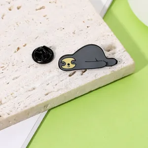 Broche en Émail Paresseux Dormant Dessin Animé Badge Animal en Alliage Pour Décoration de Vêtements Sac à Dos Bijoux Cadeau