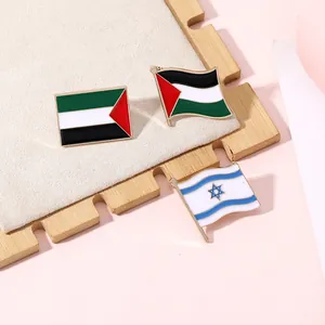 Vista detallada de los pines esmaltados con banderas de Palestina e Israel y borde metálico