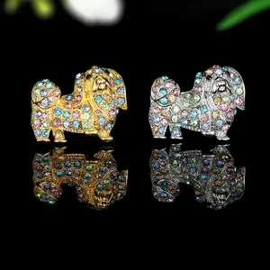 Makro-Detail von Hundebroschen mit bunten Strasssteinen in Gold- und Silberplattierung