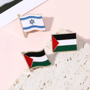 Detalle macro de pines esmaltados con banderas de Israel y Palestina y baño de oro fino