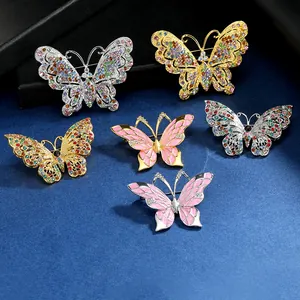Set van 6 elegante vlinderbroches van emaille en kristal in goud en zilver