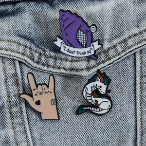 Dreiteiliges Emaille-Pin-Set mit lila Schnecke und ARMY-Geste auf Denim-Stoffhintergrund