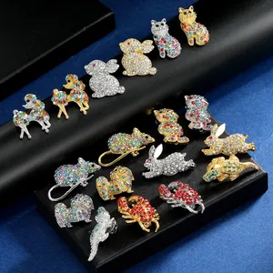 Detailansicht der farbenfrohen Strass-Tierbroschen mit Hasen- und Katzen-Designs