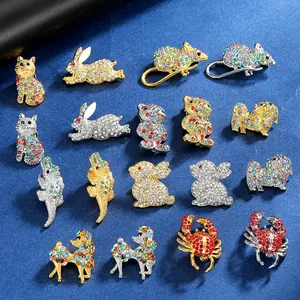 Kollektion von Kristall-Tierbroschen mit Hasen und Katzen auf blauem Hintergrund