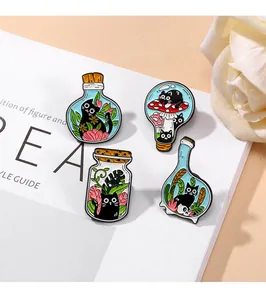 Lot de quatre pin's émaillés chat noir avec plantes, champignons et flacons en verre