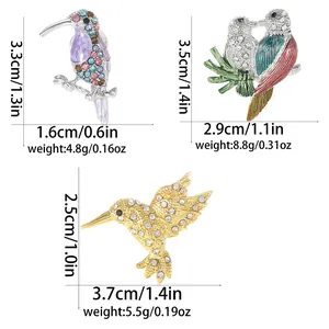 Trois broches d'oiseaux créatives en émail et strass montrant dimensions et poids précis
