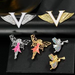 Detailset van cartoon engelen en emaille vleugelbroches met strass op zwarte houder