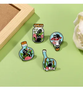 Détail de quatre épinglettes chat noir en flacons de verre avec champignons et plantes