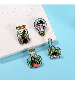 Vue détaillée de 4 broches en émail représentant des chats noirs dans des flacons et fleurs