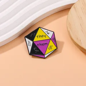 Gedetailleerde weergave van een D20-emaille speld met they/them-pronomen in vlagkleuren