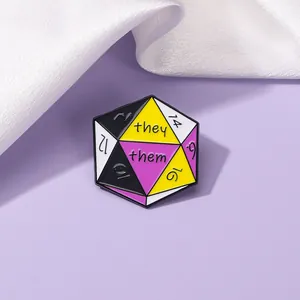 Creatieve Legering D20 Dobbelsteen Emaille Speld Cartoon Letters Geometrie Numerieke Badge Voor Rugzak Kleding Accessoire Unisex Sieraden