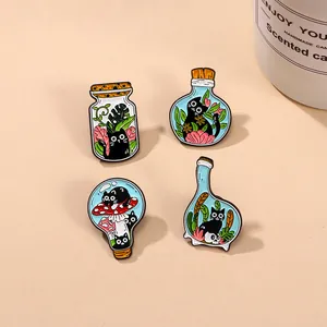 Broche en Émail Chat Noir Mignon Dans Une Bouteille en Verre Alliage Champignon Plante Badge Décoratif pour Vêtements Sac Bijoux Femme