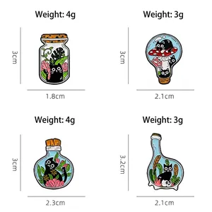 Lot de quatre pin's en émail chat noir dans des bouteilles avec champignons