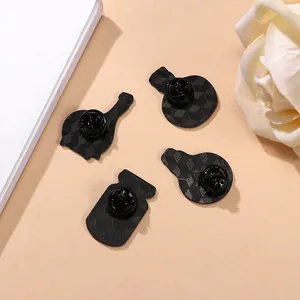 Dos des épingles en émail noir avec détails texturés et attaches en caoutchouc