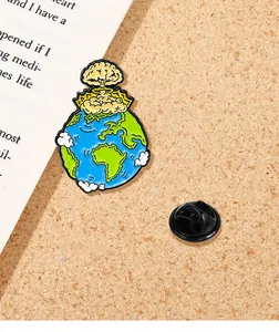 Vue détaillée d'un pin's émaillé terre avec nuage en champignon sur une surface texturée