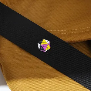 Detail van de D20 dobbelsteen emaille pin met voornaamwoorden op een tasriem