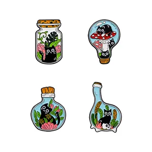 Lot de quatre broches en émail chat noir dans des flacons avec champignons et fleurs