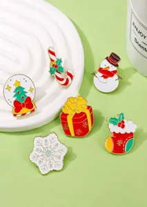 Vue détaillée de six épingles de Noël émaillées avec bonhomme de neige et flocon