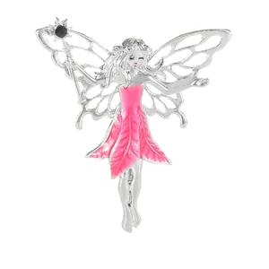 Elegante zilveren feeënbroche met roze emaille bladjurk en toverstaf op witte achtergrond