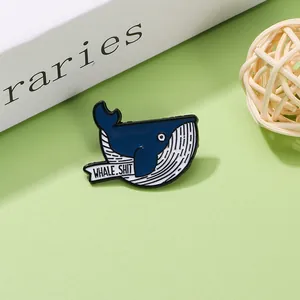 Schattige blauw-witte emaille walvis pin met grappige tekst op een mintgroene achtergrond
