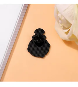 Vue détaillée du dos d'une épingle en émail noir avec texture quadrillée et fermoir papillon