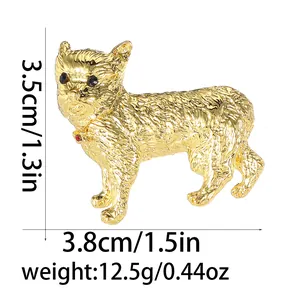 Détails de la broche chien dorée montrant la texture du poil et le collier rouge