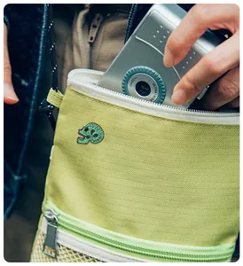Spilla a teschio verde con scritta Overthinking su una borsa a tracolla in nylon