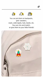 Détail du set de broches de Noël en émail épinglé sur un sac en toile beige avec flocons