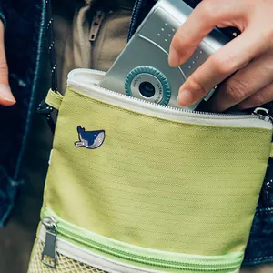 Schattige blauwe walvis emaille speld op een limoengroene nylon crossbody tas voor tassen