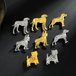 Lot de broches de chien vintage dorées et argentées avec fermoirs à épingle sur fond noir