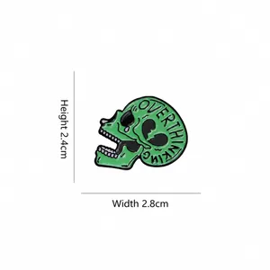 Spilla smaltata a teschio verde con scritta Overthinking, dimensioni 2,8x2,4cm e peso 5g