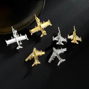 Vue détaillée des broches d'avion en or et argent avec des accents de strass brillants