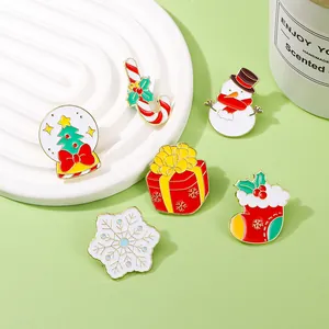Set di Spille Natalizie in Lega di Smalto Pupazzo di Neve Fiocco di Neve Albero di Natale Bastoncino di Zucchero Calza Scatola Regalo Spilla da Revero Festiva