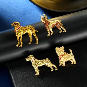 Détail de quatre broches chiens vintage en or avec strass et émail sur cuir noir