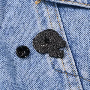 Spilla smaltata teschio verde con retro in metallo nero e chiusura di sicurezza