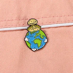 Broche terre avec nuage de champignon jaune sur denim rose, badge émaillé décoratif