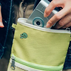 Spilla smaltata teschio verde con testo Overthinking su una borsa di tela