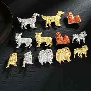 Gros plan de badges en métal pour chiots dorés et argentés sur une surface noire
