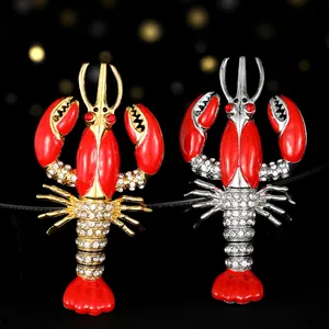 Dettaglio di spille a aragosta con smalto rosso e cristalli su oro e argento