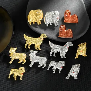 Détail de badges en métal pour chiens plaqués or argent et bronze sur galets sombres