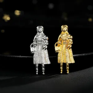 Detail-Makro von Gold- und Silber-Broschen mit feinen Metalltexturen im Vintage-Stil