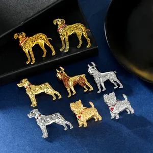 Détails de broches de chien en or et argent avec des strass colorés brillants