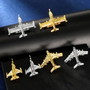 Détails de broches d'avion élégantes en or et argent avec des cristaux de strass fins
