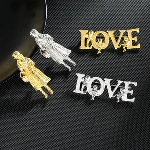 Detailaufnahme der gold- und silbernen Love-Anstecknadeln mit Amor- und Mädchenmotiven
