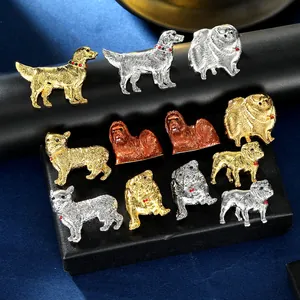 Vue détaillée de badges de chien en métal avec textures animales et petits joyaux