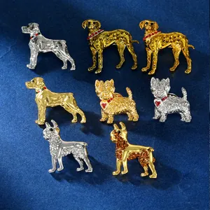 Détail de huit broches vintage en forme de chien en or et argent avec des strass colorés